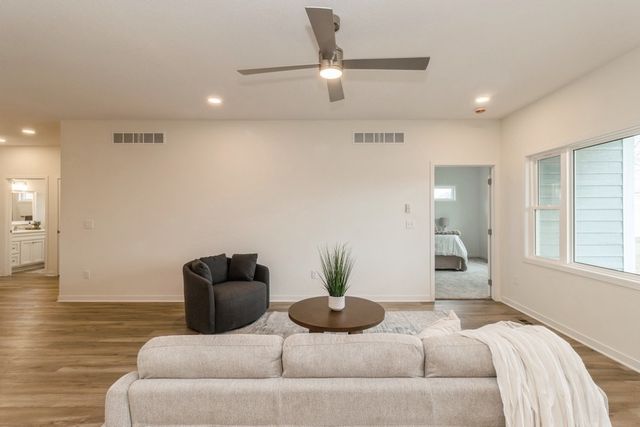 2391 N 10th Avenue E, Newton, IA 50208