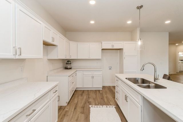 2391 N 10th Avenue E, Newton, IA 50208