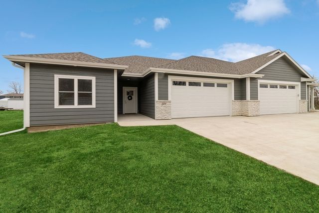 2391 N 10th Avenue E, Newton, IA 50208