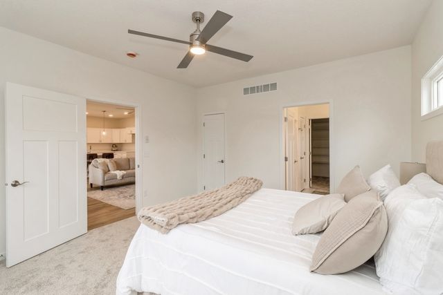 2391 N 10th Avenue E, Newton, IA 50208