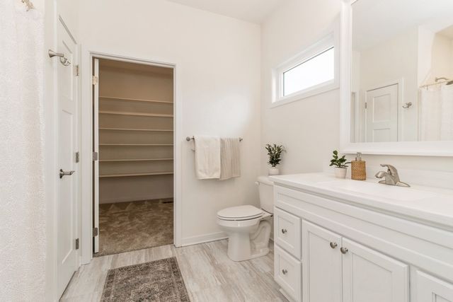 2391 N 10th Avenue E, Newton, IA 50208