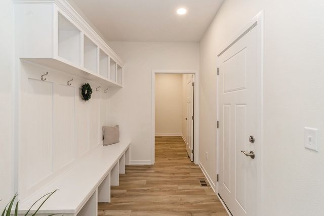 2391 N 10th Avenue E, Newton, IA 50208