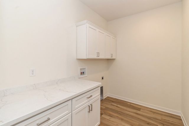 2391 N 10th Avenue E, Newton, IA 50208