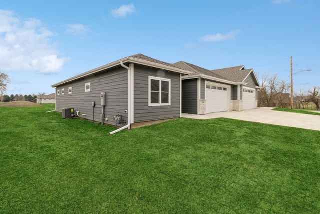 2391 N 10th Avenue E, Newton, IA 50208