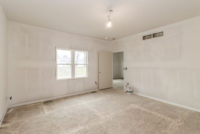 2391 N 10th Avenue E, Newton, IA 50208