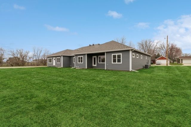 2391 N 10th Avenue E, Newton, IA 50208