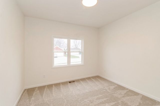 2391 N 10th Avenue E, Newton, IA 50208