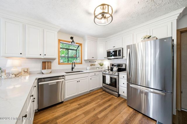 4811 Hickory Hollow Ln, Shepherdsville, KY 40165