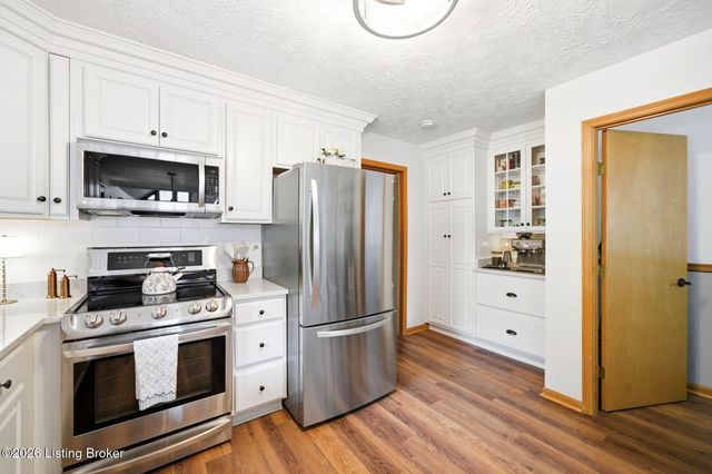 4811 Hickory Hollow Ln, Shepherdsville, KY 40165