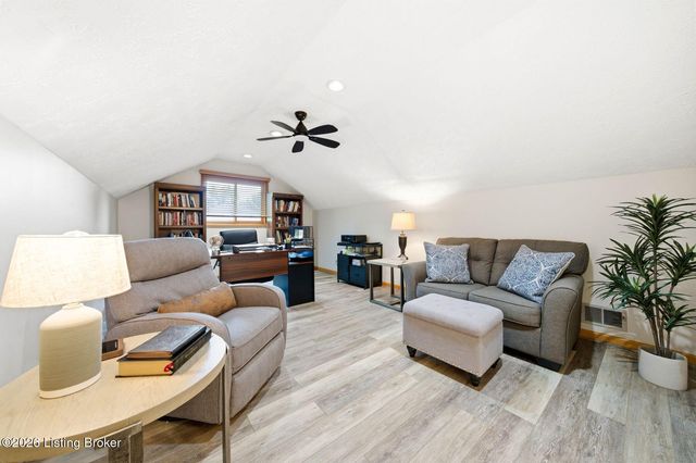 4811 Hickory Hollow Ln, Shepherdsville, KY 40165