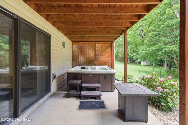 4811 Hickory Hollow Ln, Shepherdsville, KY 40165