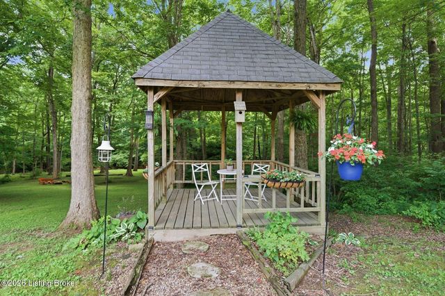 4811 Hickory Hollow Ln, Shepherdsville, KY 40165