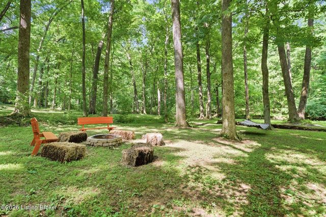 4811 Hickory Hollow Ln, Shepherdsville, KY 40165