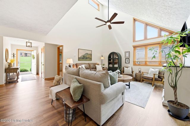 4811 Hickory Hollow Ln, Shepherdsville, KY 40165