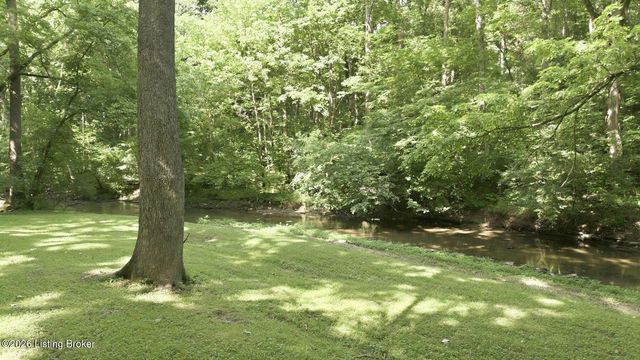 4811 Hickory Hollow Ln, Shepherdsville, KY 40165