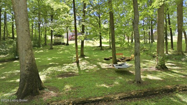4811 Hickory Hollow Ln, Shepherdsville, KY 40165