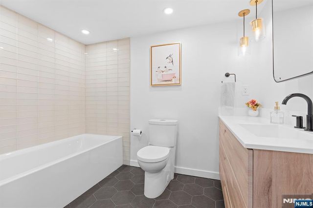 100 Grand Cove Way 3A, Edgewater, NJ 07020