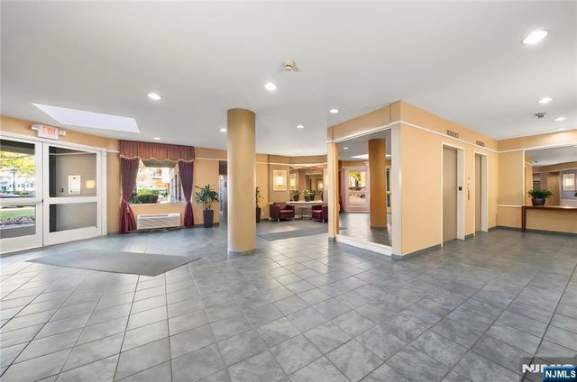 100 Grand Cove Way 3A, Edgewater, NJ 07020