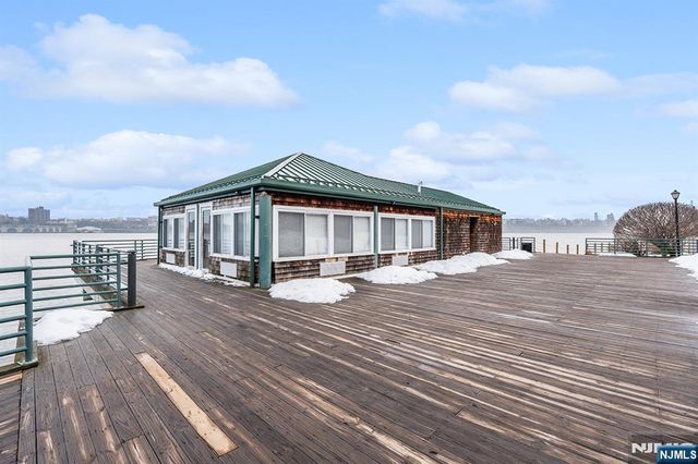 100 Grand Cove Way 3A, Edgewater, NJ 07020