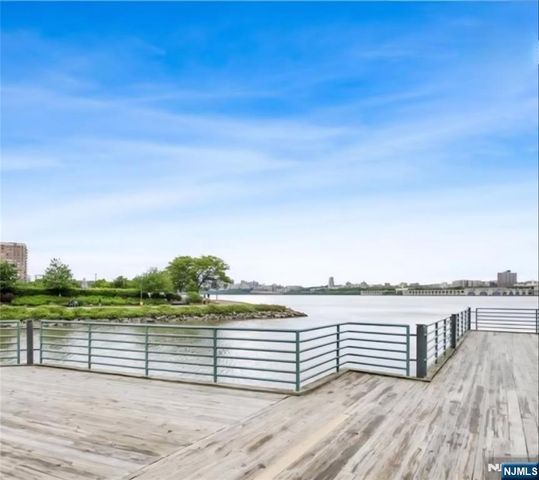 100 Grand Cove Way 3A, Edgewater, NJ 07020