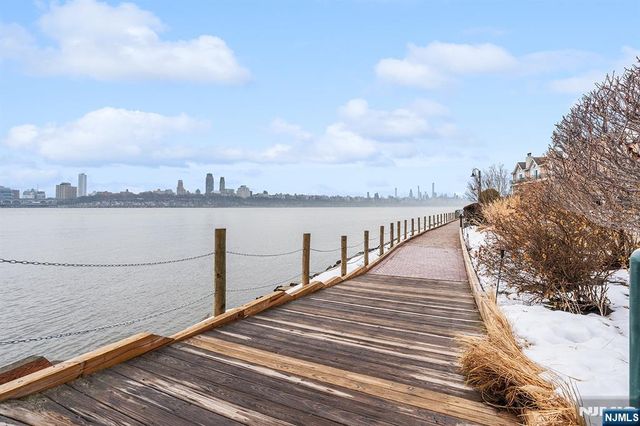 100 Grand Cove Way 3A, Edgewater, NJ 07020