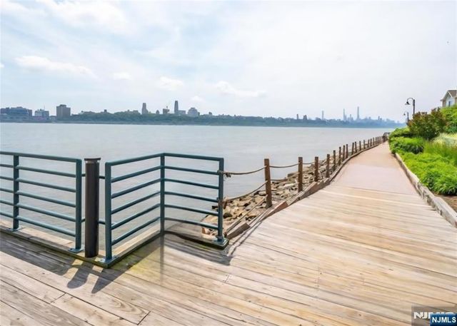 100 Grand Cove Way 3A, Edgewater, NJ 07020