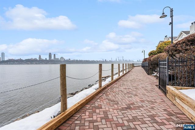 100 Grand Cove Way 3A, Edgewater, NJ 07020