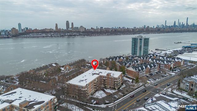 100 Grand Cove Way 3A, Edgewater, NJ 07020