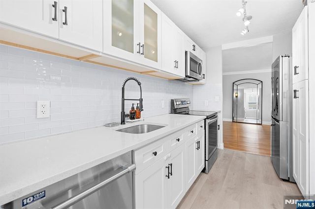 100 Grand Cove Way 3A, Edgewater, NJ 07020