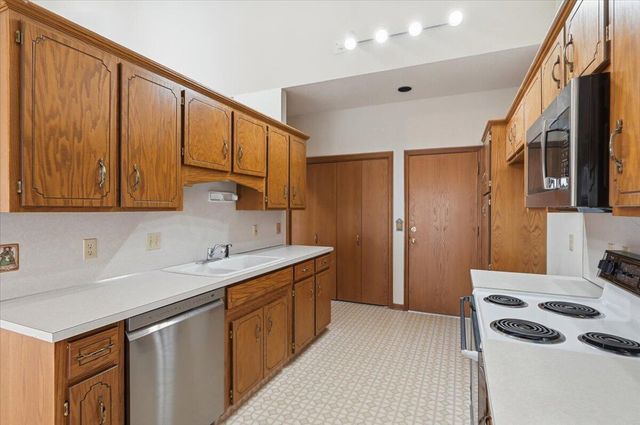 1004 ARBOR RIDGE Circle, Council Bluffs, IA 51503