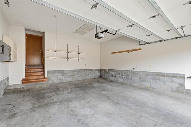 1004 ARBOR RIDGE Circle, Council Bluffs, IA 51503