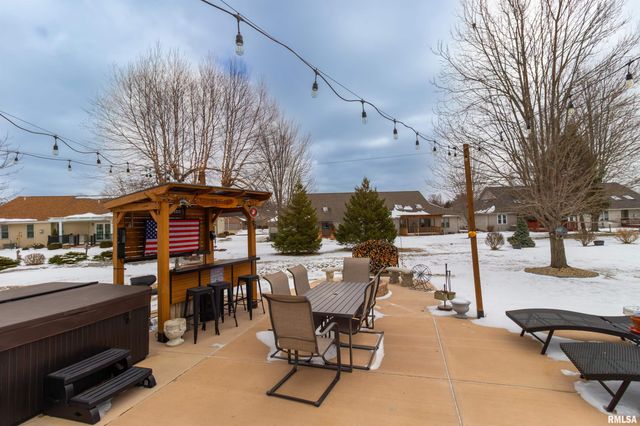 200 DOGWOOD Lane, Pekin, IL 61554