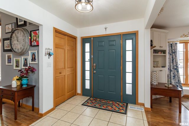 200 DOGWOOD Lane, Pekin, IL 61554