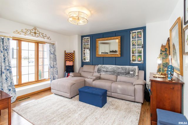 200 DOGWOOD Lane, Pekin, IL 61554