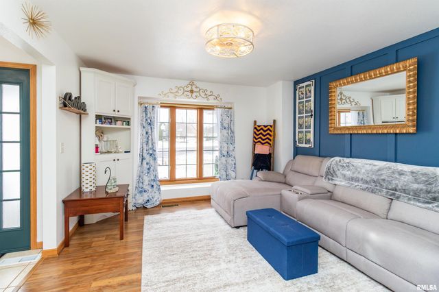 200 DOGWOOD Lane, Pekin, IL 61554