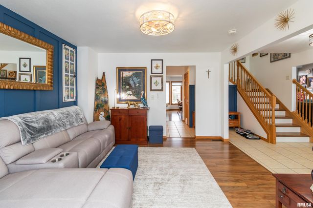 200 DOGWOOD Lane, Pekin, IL 61554