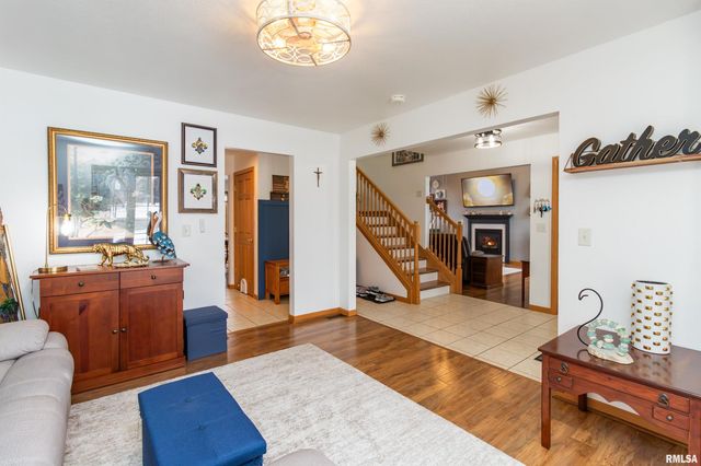 200 DOGWOOD Lane, Pekin, IL 61554