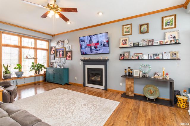 200 DOGWOOD Lane, Pekin, IL 61554