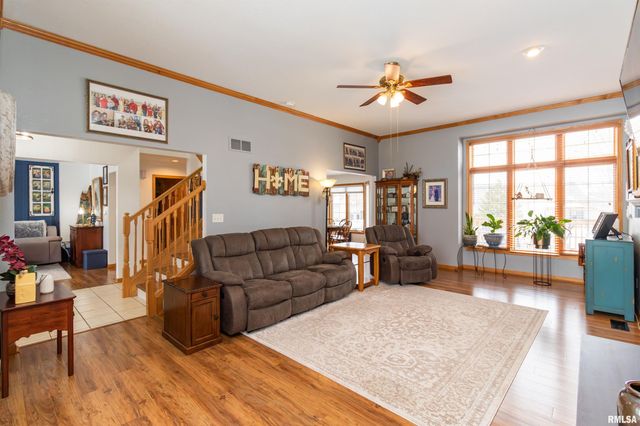 200 DOGWOOD Lane, Pekin, IL 61554