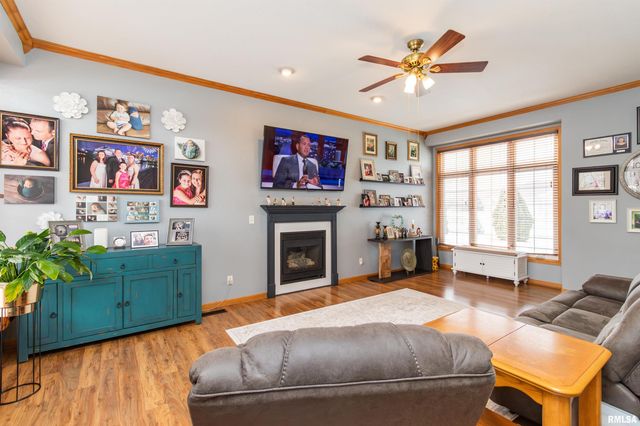 200 DOGWOOD Lane, Pekin, IL 61554