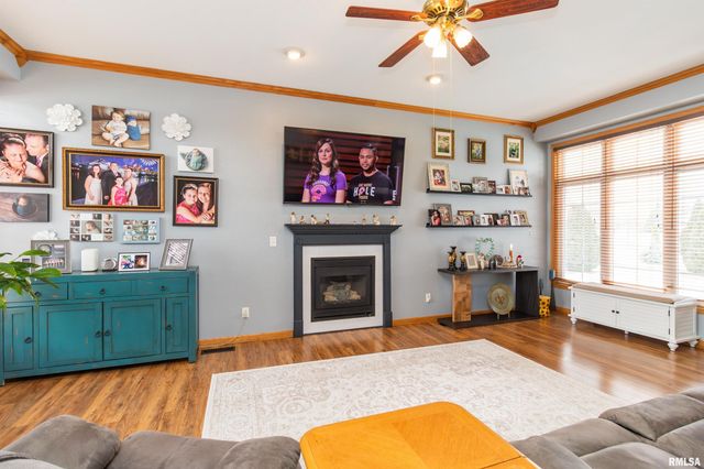 200 DOGWOOD Lane, Pekin, IL 61554