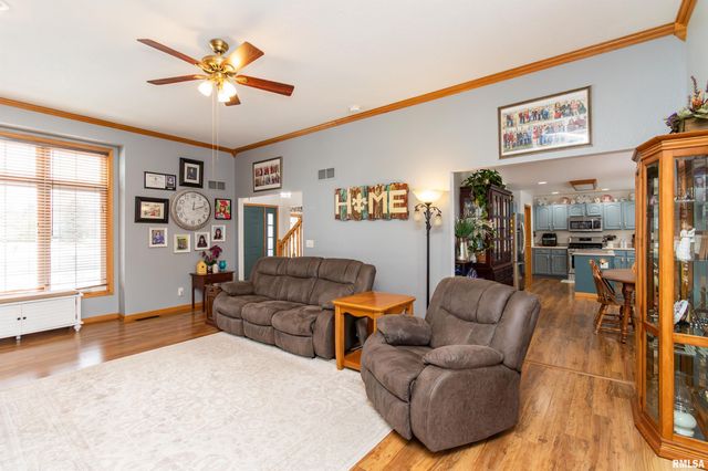 200 DOGWOOD Lane, Pekin, IL 61554