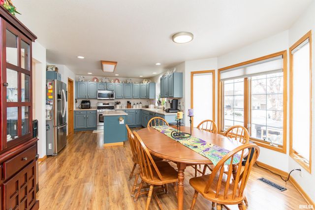 200 DOGWOOD Lane, Pekin, IL 61554