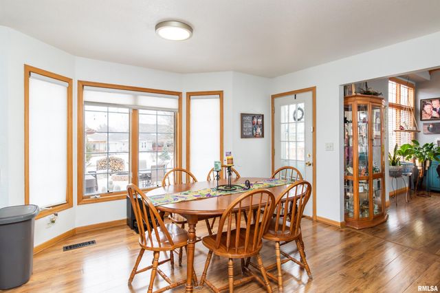 200 DOGWOOD Lane, Pekin, IL 61554