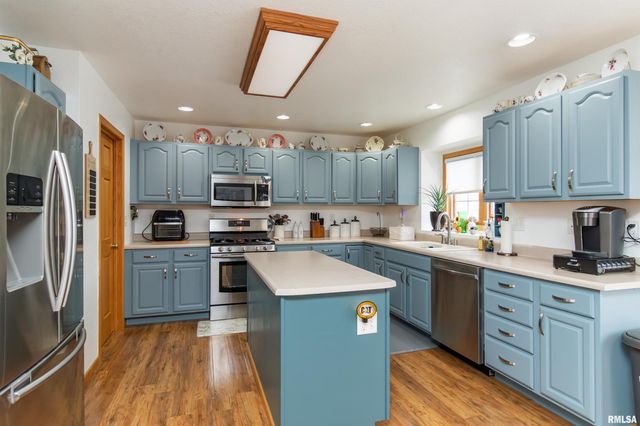 200 DOGWOOD Lane, Pekin, IL 61554