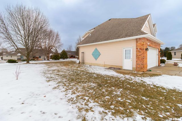 200 DOGWOOD Lane, Pekin, IL 61554