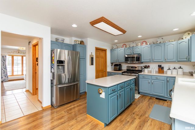 200 DOGWOOD Lane, Pekin, IL 61554