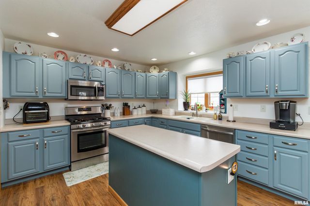 200 DOGWOOD Lane, Pekin, IL 61554