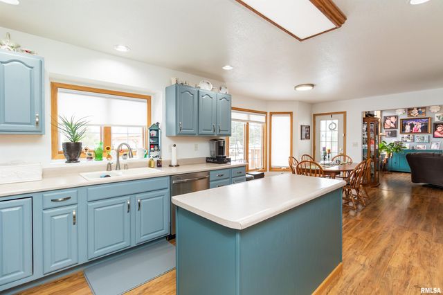 200 DOGWOOD Lane, Pekin, IL 61554