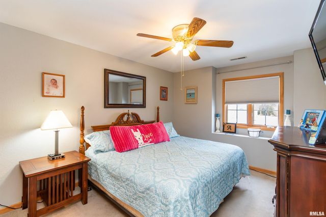 200 DOGWOOD Lane, Pekin, IL 61554